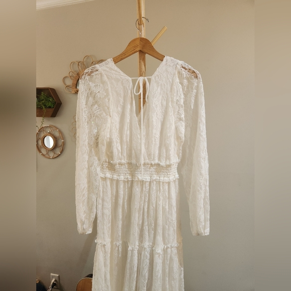 Elegant White Long Sleeve Lace Dress - Picture 5 of 6